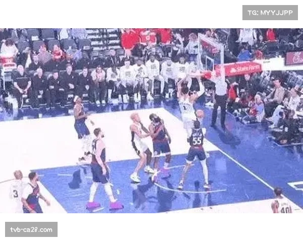 镜头回放显示,里夫斯在一次精妙击地传球前,曾与教练有过明确手势交流 镜头回放显示,里夫斯在一次精妙击地传球前,曾与教练有过明确手势交流